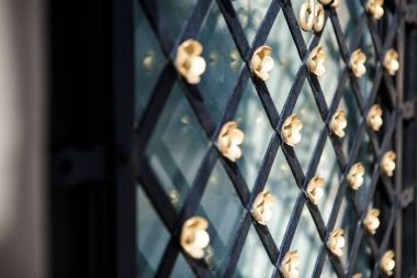 Duvardaki metal kafes pencere