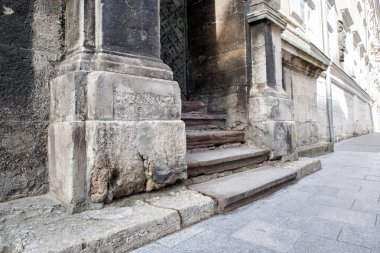 Lviv şehir eski sütunları taş