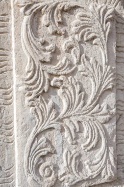 beyaz taş oyma süslemeler