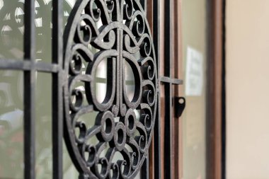 Duvardaki metal kafes pencere