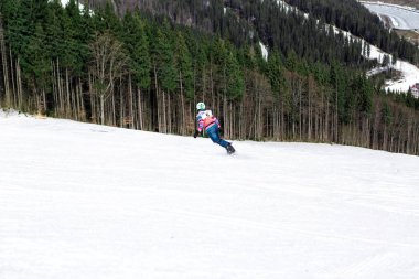 Bukovel, Ukrayna, 04 Şubat 2017: snowboarder Bukovel bir eğitim yamacında