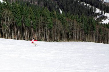 Bukovel, Ukrayna, 04 Şubat 2017: snowboarder Bukovel bir eğitim yamacında