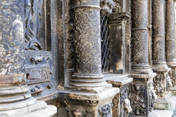 Coloane vechi de piatră în orașul Lviv — Fotografie, imagine de stoc