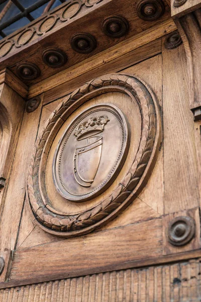 Puerta de madera con elementos forjados — Foto de Stock