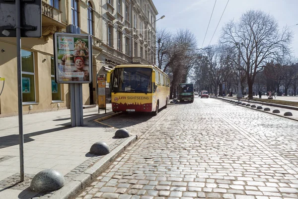 Львів, Україна, 27 лютого 2017: автобус на вулиці Львова — стокове фото