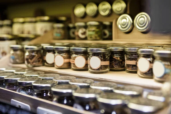 Baharat ile birçok Cam Kavanoz