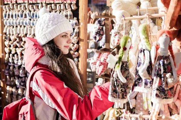 Turista mulher seleciona lembrança no mercado — Fotografia de Stock