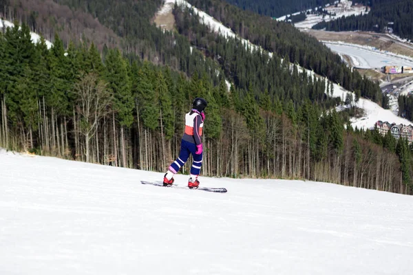 Boekovel, Oekraïne, 04 maart 2017: snowboarder op een helling van de opleiding in Boekovel — Stockfoto