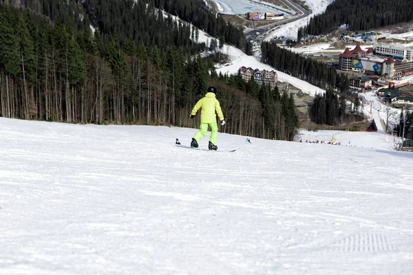 Bukovel, Ουκρανία, 04 Μαρτίου 2017: snowboarder σε μια πλαγιά κατάρτισης σε Bukovel — Φωτογραφία Αρχείου