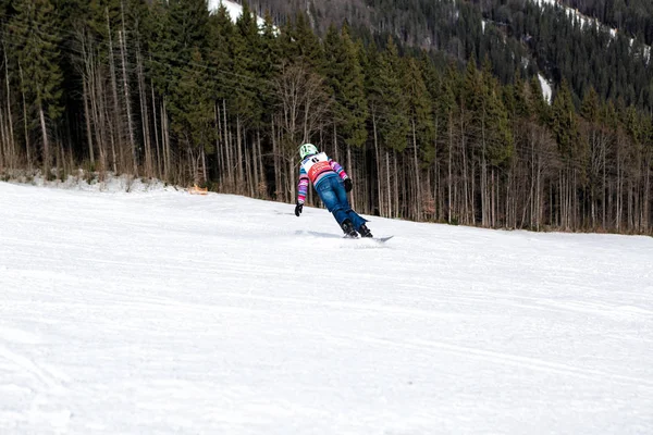 Bukovel, Ukrayna, 04 Şubat 2017: snowboarder Bukovel bir eğitim yamacında