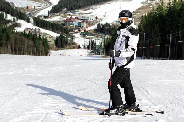 Лыжник на горе — стоковое фото