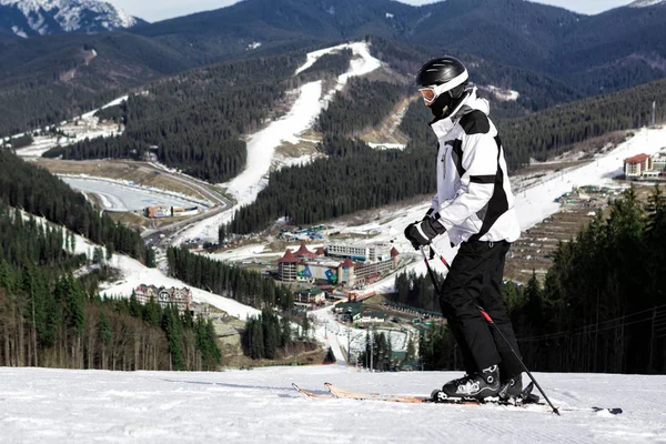 Esquiador en la montaña —  Fotos de Stock