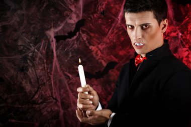 yakışıklı adam Dracula kılık Cadılar Bayramı için giyinmiş..