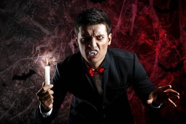 yakışıklı adam Dracula kılık Cadılar Bayramı için giyinmiş..