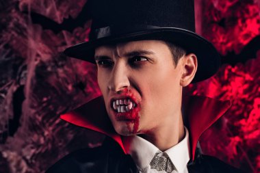 yakışıklı adam Dracula kılık Cadılar Bayramı için giyinmiş..