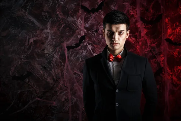 英俊的男人穿着吸血鬼服装万圣节. — 图库照片