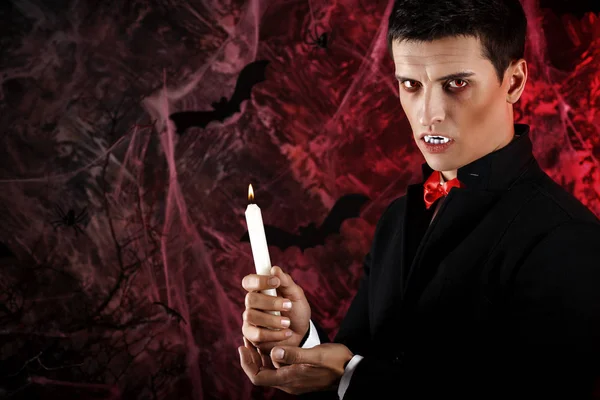 yakışıklı adam Dracula kılık Cadılar Bayramı için giyinmiş..