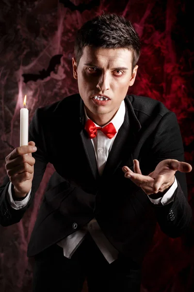 Hombre guapo vestido con un traje de Drácula para Halloween . — Foto de Stock