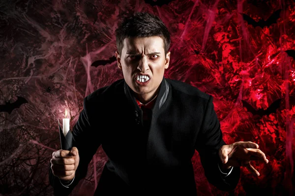 yakışıklı adam Dracula kılık Cadılar Bayramı için giyinmiş..