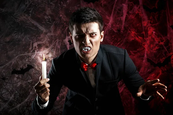 yakışıklı adam Dracula kılık Cadılar Bayramı için giyinmiş..