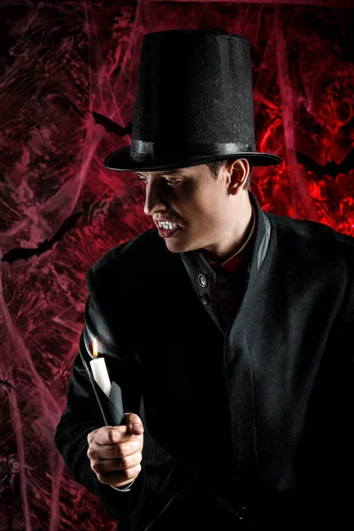 Homem bonito vestido com um traje Drácula para o Halloween . — Fotografia de Stock