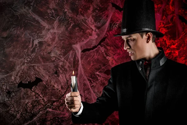 yakışıklı adam Dracula kılık Cadılar Bayramı için giyinmiş..