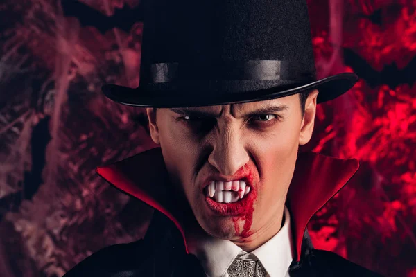 Bell'uomo vestito con un costume Dracula per Halloween . — Foto Stock
