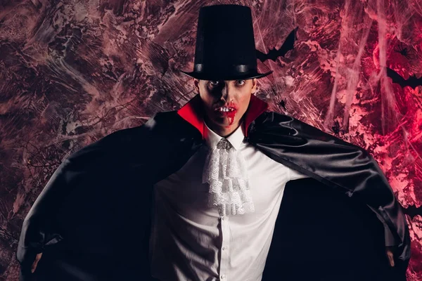 Hombre guapo vestido con un traje de Drácula para Halloween . — Foto de Stock