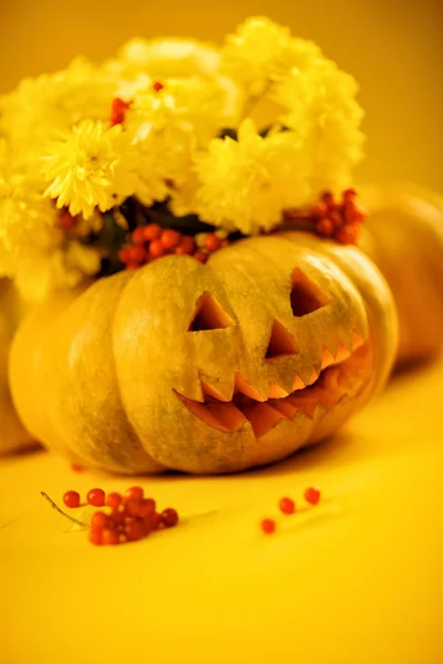 Bouquet of  yellow flowers in pumpkin. Halloween — Stock Photo, Image