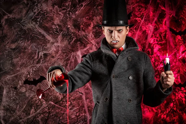 yakışıklı adam Dracula kılık Cadılar Bayramı için giyinmiş..