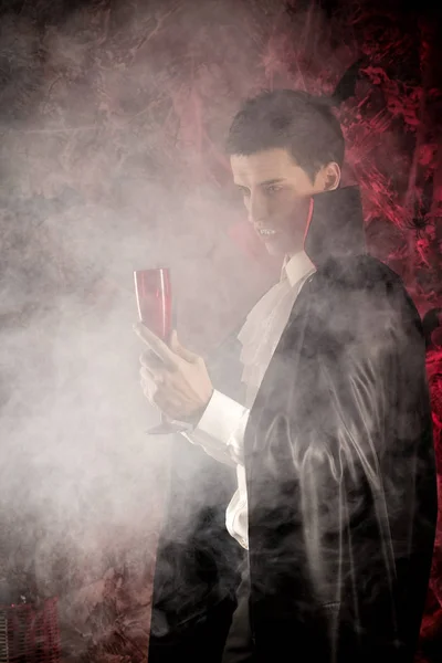 Bel homme habillé en costume de Dracula pour Halloween . — Photo