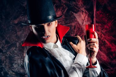 yakışıklı adam Dracula kılık Cadılar Bayramı için giyinmiş..
