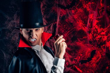 yakışıklı adam Dracula kılık Cadılar Bayramı için giyinmiş..