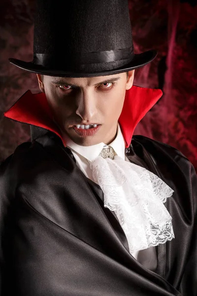 Hombre guapo vestido con un traje de Drácula para Halloween . — Foto de Stock