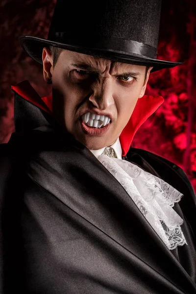 Hombre guapo vestido con un traje de Drácula para Halloween . — Foto de Stock