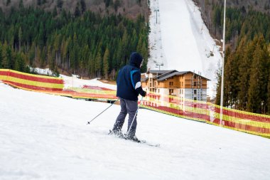 Bukovel, Ukrayna, 06 Şubat 2017: snowboarder Bukovel bir eğitim yamacında