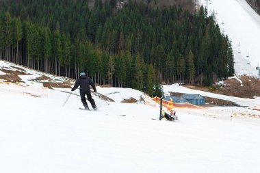 Bukovel, Ukrayna, 06 Şubat 2017: snowboarder Bukovel bir eğitim yamacında
