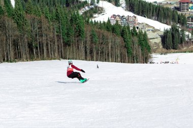 Bukovel, Ukrayna, 04 Şubat 2017: snowboarder Bukovel bir eğitim yamacında