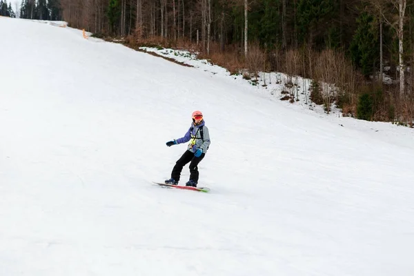 Bukovel, Ουκρανία, 06 Μαρτίου 2017: snowboarder σε μια πλαγιά κατάρτισης σε Bukovel — Φωτογραφία Αρχείου