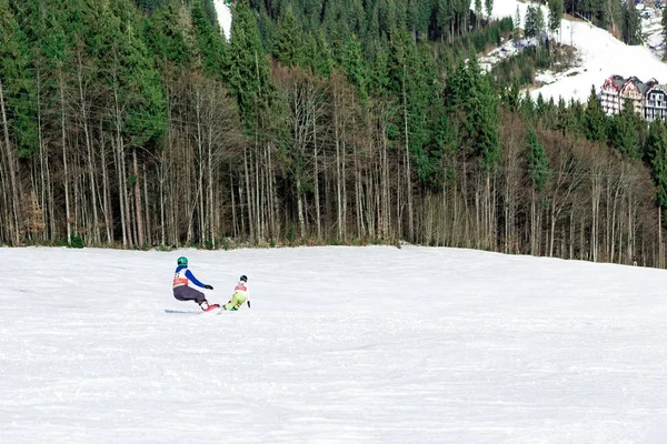 Bukovel, Ουκρανία, 04 Μαρτίου 2017: snowboarder σε μια πλαγιά κατάρτισης σε Bukovel — Φωτογραφία Αρχείου