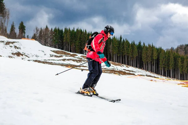 BUKOVEL, UCRANIA, 06 de marzo de 2017: snowboarder en una pista de entrenamiento en Bukovel — Foto de Stock