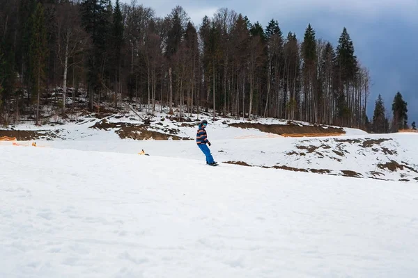 БУКОВЕЛ, УКРАИНА, 06 марта 2017 г.: сноубордист на тренировочном склоне в Буковеле — стоковое фото
