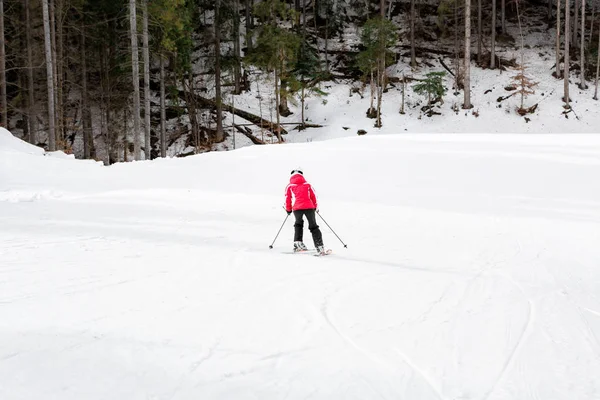 Σκιέρ είναι σκι κάτω από την πλαγιά στο δάσος — Φωτογραφία Αρχείου