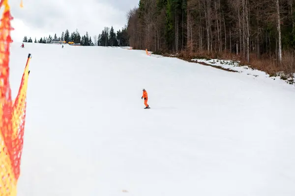 BUKOVEL, UCRANIA, 06 de marzo de 2017: snowboarder en una pista de entrenamiento en Bukovel — Foto de Stock