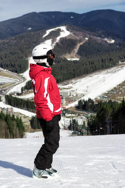 Esquiador se encuentra en la cima de la montaña —  Fotos de Stock