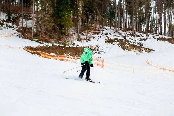 БУКОВЕЛ, УКРАИНА, 06 марта 2017 г.: сноубордист на тренировочном склоне в Буковеле — стоковое фото