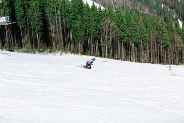 Bukovel, Ukrayna, 04 Şubat 2017: snowboarder Bukovel bir eğitim yamacında