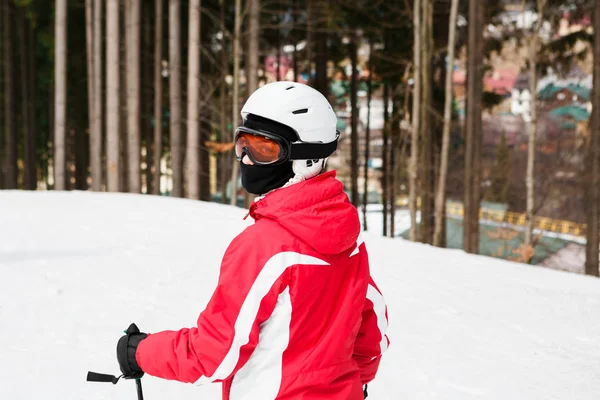 Esquiador está esquiando por la ladera en el bosque —  Fotos de Stock