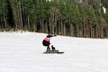 Bukovel, Ukrayna, 04 Şubat 2017: snowboarder Bukovel bir eğitim yamacında