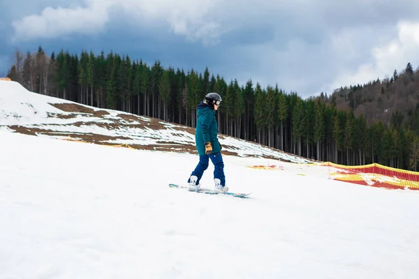 Bukovel, Ουκρανία, 06 Μαρτίου 2017: snowboarder σε μια πλαγιά κατάρτισης σε Bukovel — Φωτογραφία Αρχείου